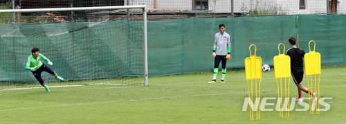 【레오강(오스트리아)=뉴시스】고범준 기자 = 2018 러시아월드컵에 출전하는 한국 축구대표팀이 9일(현지시간) 오전 전지훈련 캠프인 오스트리아 레오강 스타인베르그 스타디온에서 훈련을 하고 있다.&nbsp; 신태용 감독이 이끄는 월드컵 대표팀은 오는 11일 세네갈과 비공개 평가전을 마지막으로 12일 러시아 내 베이스캠프인 상트페테르부르크(Saint Petersburg)에 입성한다. 2018.06.09.&nbsp; bjko@newsis.com