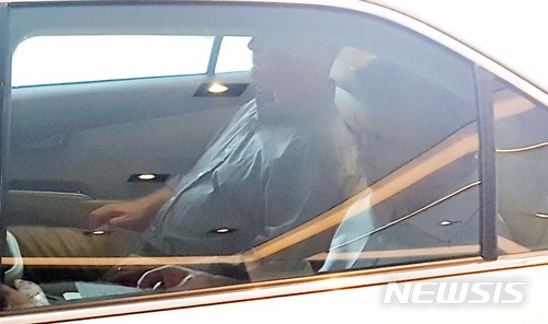 【싱가포르=뉴시스】정윤아 기자 = 10일 오전 성김 주 필리핀 미국대사와 일행이 샹그리라 호텔을 나서고 있다.