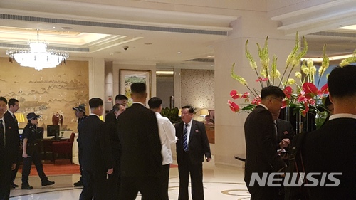 【싱가포르=뉴시스】정윤아 기자 =김정은 북한 국무위원장이 북미 정상회담 기간 동안 머무를 것으로 알려진 세인트리지스 호텔 로비에서 10일 북한 실무진,경호원들이 김 위원장을 맞기 위해 만반의 준비를 갖추고 김 위원장을 맞으러 공항에 나가는 듯한 모습이 목격됐다.