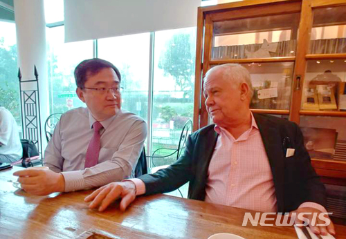 【서울=뉴시스】싱가포르에서 구성훈 삼성증권 대표와 만나고 있는 세계적인 투자대가 짐 로저스. 2018.06.10. (사진=삼성증권 제공) photo@newsis.com