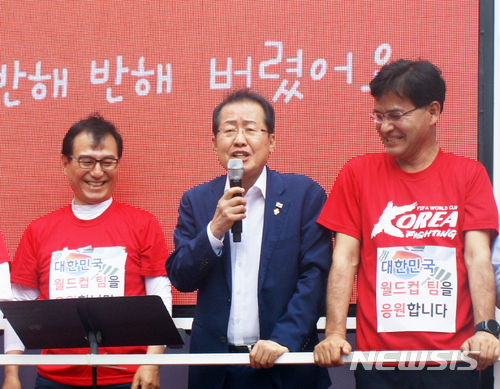  【천안=뉴시스】이종익 기자 = 자유한국당 홍준표 대표가 6·13 지방선거 공식 선거운동 마지막 주말인 10일 오후 천안의 신세계백화점 충청점 일원에서 한국당 충남지역 후보들과 함께 총력 유세를 펼쳤다.  홍준표 대표가 박상돈 천안시장 후보(왼쪽), 이창수 천안병 국회의원 보궐선거 후보 사이에서 유권자들에게 인사말을 하고 있다. 2018.06.10. 007news@newsis.com