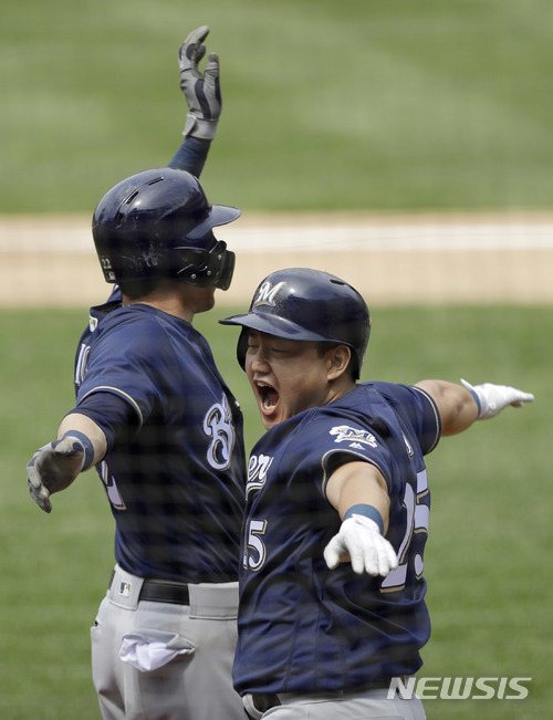 【필라델피아=AP/뉴시스】 밀워키 브루어스의 최지만(27)이 10일(한국시간) 미국 펜실베이니아주 필라델피아의 시티즌스 뱅크 파크에서 열린 2018 메이저리그(MLB) 필라델피아 필리스와의 원정경기에서 6회초 만루 홈런을 터뜨렸다. 홈런을 친 후 팀동료 크리스티안 옐리치와 세리모니를 하고 있는 최지만.