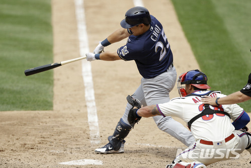 【필라델피아=AP/뉴시스】 밀워키 브루어스의 최지만(27)이 10일(한국시간) 미국 펜실베이니아주 필라델피아의 시티즌스 뱅크 파크에서 열린 2018 메이저리그(MLB) 필라델피아 필리스와의 원정경기에서 6회초 만루 홈런을 터뜨렸다.