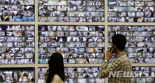 【과천=뉴시스】추상철 기자 =지난 이틀간 실시된 6.13 전국동시지방선거 사전투표가 끝난 후 하루가 지난 10일 오전 경기 과천시 중앙선거관리위원회 종합상황실에서 선관위 관계자들이 CCTV를 통해 사전투표함 보관장소를 감시하고 있다. 2018.06.10 . scchoo@newsis.com