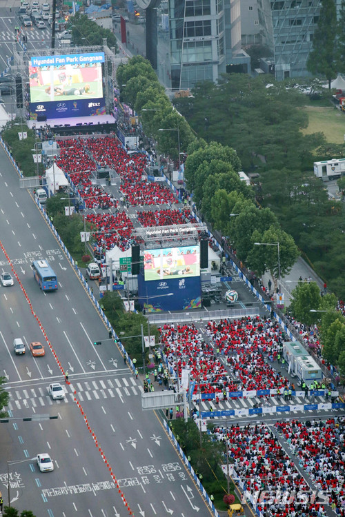 【서울=뉴시스】 현대자동차(주)는 10일 ‘2018 FIFA 러시아 월드컵’ 기간 동안 서울시 강남구 코엑스 앞 영동대로 일대에 다양한 월드컵 콘텐츠를 즐길 수 있는 팬파크 빌리지를 운영하고, 대한민국 국가대표팀 본선 경기일정에 맞춰 국내 최대 규모의 월드컵 거리응원전을 펼친다고 밝혔다.사진은 지난 ‘2014 브라질 월드컵’ 당시 영동대로에서 열린 월드컵 거리응원전의 모습2018.06.10. (사진=현대자동차 제공)photo@newsis.com