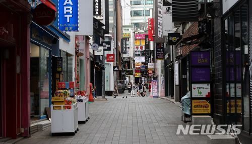 【서울=뉴시스】김선웅 기자 = 작년 자영업자 수익 증가율이 6년 만에 최저 수준으로 떨어졌다. 한국은행과 통계청에 따르면 작년 '가계 및 비영리단체' 영업 잉여 증가율이 1.0%에 그쳐 2013년 2.9%를 기록한 이후 지난해 큰 폭으로 하락했다. 10일 서울 명동거리가 한산한 모습을 보이고 있다. 2018.06.10. mangusta@newsis.com