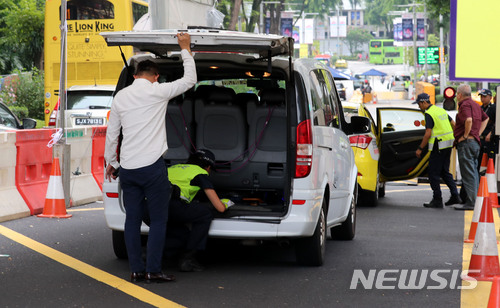 【싱가포르=뉴시스】박주성 기자 = 북미정상회담을 이틀 앞두고 김정은 북한 국무위원장이 싱가포르에 입국할 예정인 가운데 10일 오전 김정은 북한 국무위원장의 숙소로 유력한 싱가포르 세인트 리지스 호텔로 들어가는 차량의 검문이 강화되고 있다. 2018.06.10. park7691@newsis.com