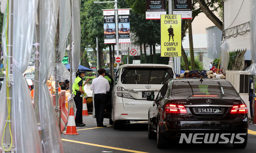 【싱가포르=뉴시스】박주성 기자 = 북미정상회담을 이틀 앞두고 김정은 북한 국무위원장이 싱가포르에 입국할 예정인 가운데 10일 오전 김정은 북한 국무위원장의 숙소로 유력한 싱가포르 세인트 리지스 호텔로 들어가는 차량의 검문이 강화되고 있다. 2018.06.10. park7691@newsis.com