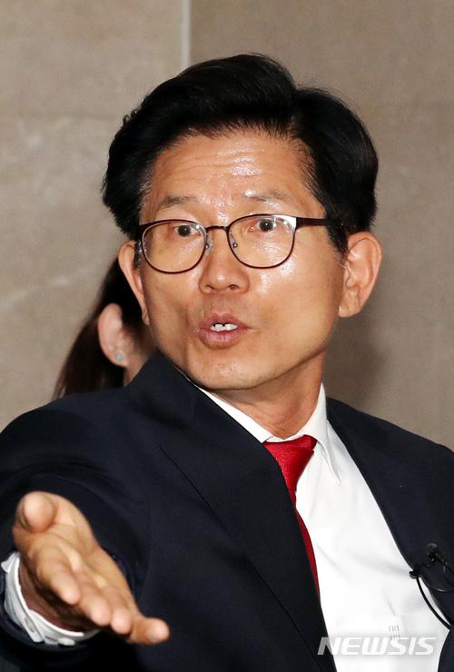 【서울=뉴시스】이종철 기자 = 10일 서울 여의도 국회 정론관에서 자유한국당 김문수 서울시장 후보가 대국민호소 기자회견을 한뒤 기자들의 질문에 답하고 있다. 2018.06.10. jc4321@newsis.com