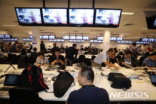 【싱가포르=뉴시스】조성봉 기자 = 북미정상회담을 이틀 앞둔 10일 오전 싱가포르 F1 핏 빌딩에 마련된 프레스센터에서 기사를 작성하고 있다.&nbsp; 북미정상회담은 오는 12일 오전 9시(현지시간)에 센토사섬 카펠라 호텔에서 열린다. 2018.06.10. suncho21@newsis.com