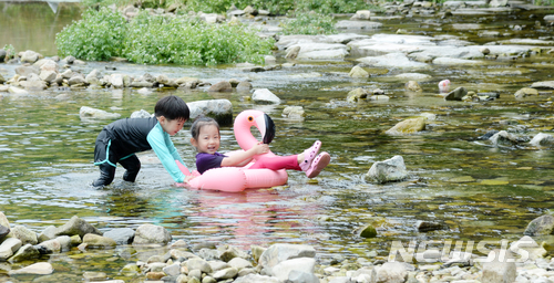 【전주=뉴시스】 김얼 기자 = 10일 전북 전주시 완산구 동서학동 안적교 아래에서 어린이들이 때이른 더위를 피하기 위해 물놀이를 즐기며 즐거워하고 있다.. 2018.06.10pmkeul@newsis.com