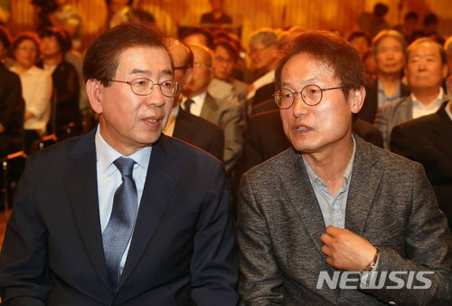 【서울=뉴시스】박진희 기자 = 박원순 서울시장 후보와 조희연 서울시교육감 후보가 10일 오전 서울시청 다목적홀에서 열린 제31주년 6.10민주항쟁 '민주에서 평화로' 기념식에 참석하여 대화를 하고 있다. 2018.06.10.pak7130@newsis.com