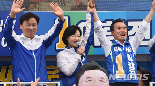 【여주=뉴시스】이정선 기자 = 6.13 지방선거 마지막 주말 수도권 표심 잡기에 나선 추미애 더불어민주당 대표가 10일 오전 경기 여주시청 삼거리 인근에서 유세차량에 올라 유권자들에게 지지를 호소하고 있다. 2018.06.10. ppljs@newsis.com