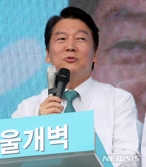 【서울=뉴시스】박영태 기자 = 10일 서울 송파구 잠실새내역 사거리에서 진행된 바른미래당 지도부 집중유세에서 안철수 서울시장 후보가 지지를 호소하고 있다. 2018.06.10. since1999@newsis.com