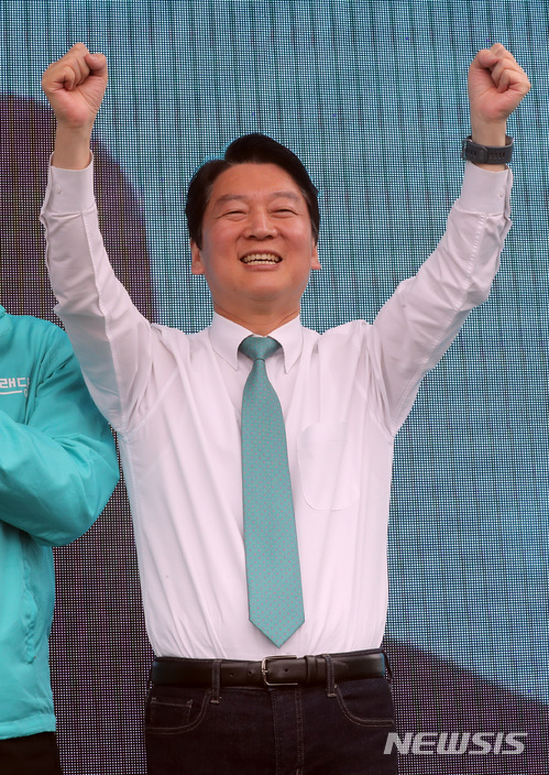 【서울=뉴시스】박영태 기자 = 10일 서울 송파구 잠실새내역 사거리에서 진행된 바른미래당 지도부 집중유세에서 안철수 서울시장 후보가 지지를 호소하고 있다. 2018.06.10. since1999@newsis.com