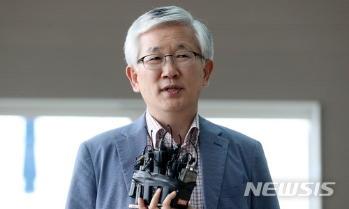 【인천공항=뉴시스】추상철 기자 =남관표 청와대 국가안보실 2차장이 10일 오후 인천국제공항 제2터미널에서 북미 정상회담이 열리는 싱가포르로 출국하며 취재진 질문에 답변하고 있다. 2018.06.10 .&nbsp; scchoo@newsis.com