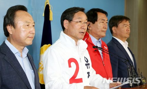 【서울=뉴시스】이종철 기자 = 10일 서울 여의도 국회 정론관에서 유정복 자유한국당 인천시장 후보(가운데)가 정태옥 의원의 인천·부천 비하 발언 관련 기자회견을 하면서 인천 시민에게 '죄송하다'고 말하고 있다. 2018.06.10.&nbsp; jc4321@newsis.com