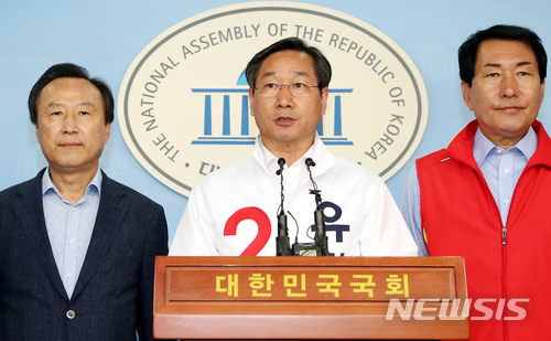 【서울=뉴시스】이종철 기자&nbsp; = 10일 서울 여의도 국회 정론관에서 유정복 자유한국당 인천시장 후보(가운데)가 정태옥 의원의 인천·부천 비하 발언 관련 기자회견을 하면서 인천 시민에게&nbsp; '죄송하다'고 말하고 있다. 2018.06.10.&nbsp; jc4321@newsis.com