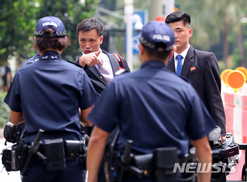 【싱가포르=뉴시스】박주성 기자 = 북미정상회담을 이틀 앞두고 김정은 북한 국무위원장이 싱가포르에 입국할 예정인 가운데 10일 오후 김정은 북한 국무위원장의 숙소로 유력한 싱가포르 세인트 리지스 호텔 앞에서 북한 취재진이 싱가포르 경찰과 이야기를 나누고 있다. 2018.06.10. park7691@newsis.com