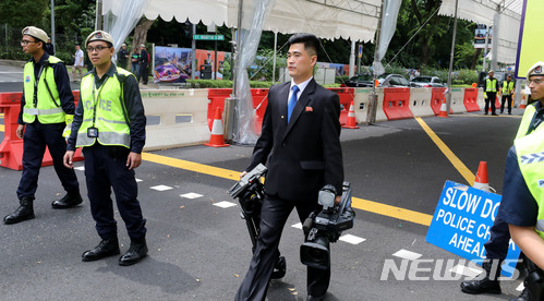 【싱가포르=뉴시스】박주성 기자 = 북미정상회담을 이틀 앞두고 김정은 북한 국무위원장이 싱가포르에 입국할 예정인 가운데 10일 오후 김정은 북한 국무위원장의 숙소로 유력한 싱가포르 세인트 리지스 호텔 앞에서 북한 취재진이 거리로 나오고 있다. 2018.06.10.&nbsp; park7691@newsis.com