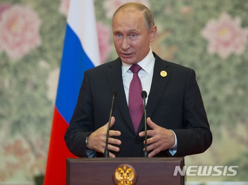 【칭다오(중국 산둥성)=AP/뉴시스】블라디미르 푸틴 러시아 대통령이 10일 상하이협력기구(SCO) 회의가 열리는중국 산둥(山東)성 칭다오에서 기자회견을 하고 있다. 2018.6.10