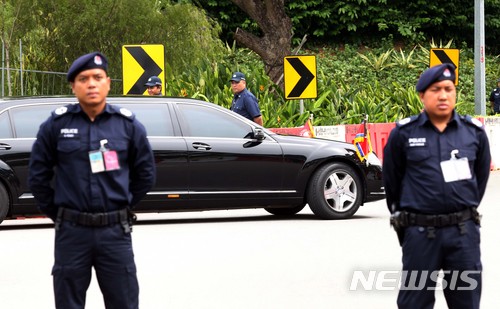 【싱가포르=뉴시스】조성봉 기자 = 북미정상회담을 이틀 앞둔 10일 오후 싱가포르 창이 국제공항 T2 VIP 콤플렉스에서 김정은 북한 국무위원회 위원장이 탄 차량이 숙소인 세인트 레지스로 향하고 있다.2018.06.10.suncho21@newsis.com