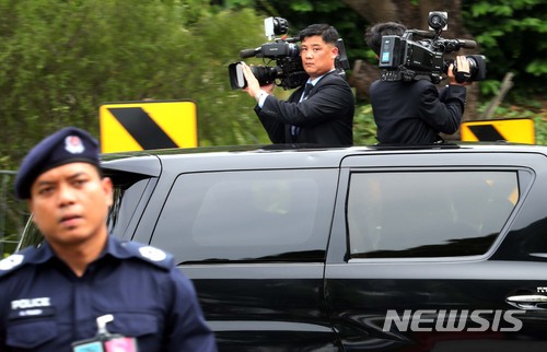 【싱가포르=뉴시스】조성봉 기자 = 북미정상회담을 이틀 앞둔 10일 오후 싱가포르 창이 국제공항 T2 VIP 콤플렉스에서 조선중앙 TV 기자들이 김정은 북한 국무위원회 위원장이 탄 차량을 영상으로 담고 있다. 2018.06.10. suncho21@newsis.com