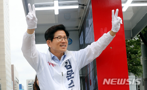 【서울=뉴시스】박영태 기자 = 김문수 자유한국당 서울시장 후보가 10일 오후 서울 강남구 삼성동 일대에서 차량 유세를 하며 지지를 호소하고 있다. 2018.06.10. since1999@newsis.com