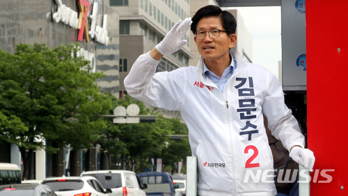 【서울=뉴시스】박영태 기자 = 김문수 자유한국당 서울시장 후보가 10일 오후 서울 강남구 삼성동 일대에서 차량 유세를 하며 지지를 호소하고 있다. 2018.06.10. since1999@newsis.com