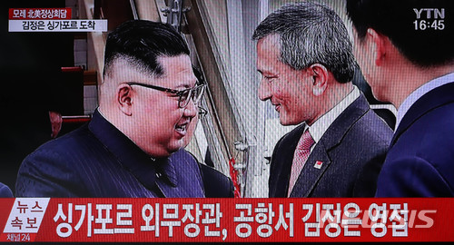 【서울=뉴시스】 김정은 북한 국무위원장이 지난 2018년 6월10일 싱가포르 공항에 도착해 비비안 발라크리슈난 싱가포르 외무장관과 인사를 나누고 있다. 발라크리슈난 장관이 26일 평양을 거쳐 28일 한국을 방문한다. 2026.5.27. (사진 = YTN 캡처) photo@newsis.com