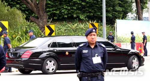 【싱가포르=뉴시스】조성봉 기자 = 북미정상회담을 이틀 앞둔 10일 오후 싱가포르 창이 국제공항 T2 VIP 콤플렉스에서 김정은 북한 국무위원회 위원장이 탄 차량이 숙소인 세인트 레지스로 향하고 있다. 2018.06.10.suncho21@newsis.com