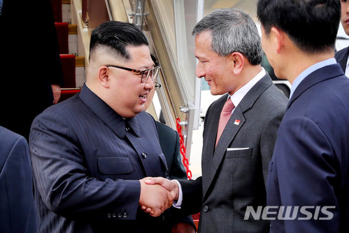 【싱가포르=뉴시스】조성봉 기자 = 북미 정상회담을 이틀 앞둔 10일 오후 김정은 북한 국무위원장이 싱가포르 창이공항에 도착, 에어차이나 항공기에서 내려 비비안 발라크리쉬난 싱가포르 외무장관과 악수하고 있다. 2018.06.10. (사진=싱가포르 통신정보부 제공)  photo@newsis.com