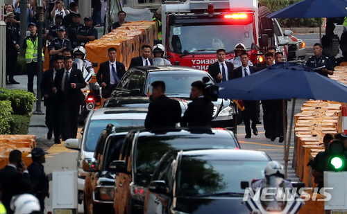 【싱가포르=뉴시스】박주성 기자 = 김정은 국무위원장이 10일 오후 싱가포르 세인트 리지스 호텔에서 리센룽 총리를 만나기 위해 대통령궁인 이스타나로 경호원들의 호위를 받으며 출발하고 있다. 2018.06.10. park7691@newsis.com