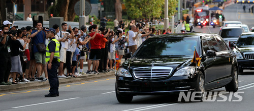 【싱가포르=뉴시스】박주성 기자 = 김정은 국무위원장이 10일 오후 싱가포르 세인트 리지스 호텔에서 리센룽 총리를 만나기 위해 대통령궁인 이스타나로 출발하고 있다. 2018.06.10. park7691@newsis.com