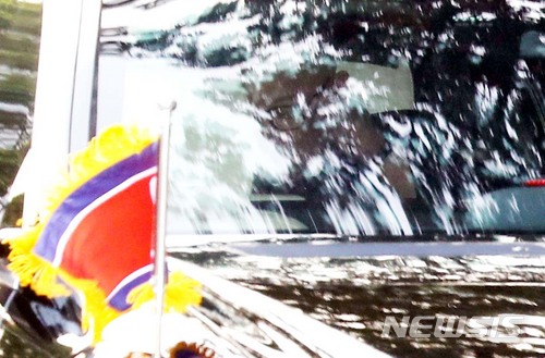 【싱가포르=뉴시스】조성봉 기자 = 북미정상회담을 이틀 앞둔 10일 오후 김정은 북한 국무위원회 위원장이 숙소인 세인트 리지스 호텔에서 대통령궁인 이스타나로 향하며 누군가와 통화하고 있다. 2018.06.10.suncho21@newsis.com