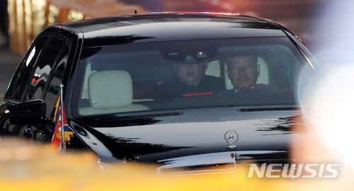 【싱가포르=뉴시스】박주성 기자 = 김정은 국무위원장이 10일 오후 싱가포르 대통령궁인 이스타나에서 리센룽 총리와 회담 후 숙소인 세인트 리지스 호텔로 돌아오고 있다. 2018.06.10. park7691@newsis.com