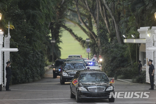 김정은 위원장 일행이 10일 저녁 리셴룽 총리 예방을 마치고 다시 숙소로 향하고 있다.   AP
