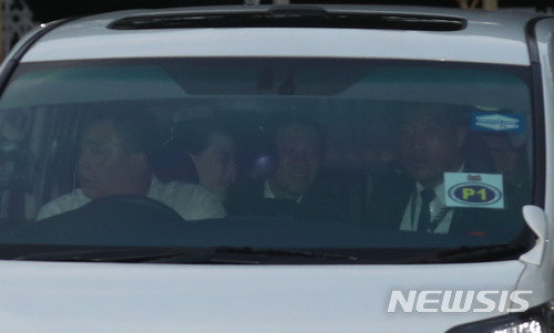 【싱가포르=뉴시스】조성봉 기자 = 북미정상회담을 이틀 앞둔 10일 오후 싱가포르 대통령궁 이스타나에서 김정은 북한 국무위원장과 함께 리셴룽 싱가포르 총리를 만나고 나오는 김여정 (왼쪽 두 번째) 북 조선노동당 제 1부부장이 간부들과 함께 미소를 짓고 있다. 2018.06.10.suncho21@newsis.com