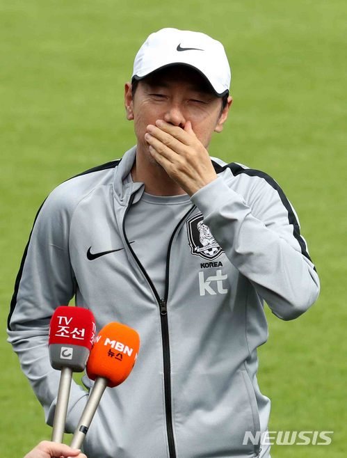 【레오강(오스트리아)=뉴시스】고범준 기자 = 2018 러시아월드컵에 출전하는 한국 축구대표팀 신태용 감독이 10일(현지시간) 오후 전지훈련 캠프인 오스트리아 레오강 스타인베르그 스타디온에서 훈련 전 인터뷰 준비를 하고 있다. 신태용 감독이 이끄는 월드컵 대표팀은 오는 11일 세네갈과 비공개 평가전을 마지막으로 12일 러시아 내 베이스캠프인 상트페테르부르크(Saint Petersburg)에 입성한다. 2018.06.10. bjko@newsis.com