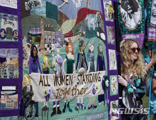 【런던= AP/뉴시스】 영국 여성참정권 100주년 행진의 수공예 깃발들. 주최측은 100명의 예술가와 여성단체에 의뢰해서 100년간의 투쟁을 담은 각종 자수품과 깃발을 등장시켰다.&nbsp; 