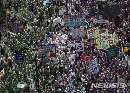 【런던 = AP/뉴시스】 영국 런던에서 10일 거행된 여성참정권 쟁취 100주년 기념행진. 이 날 잉글랜드, 웨일스, 스코틀랜드, 북아일랜드의 모든 대도시는 수천명의 여성들의 집회와 거리 행진으로 장관을 이루었다.