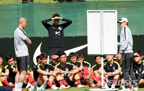 【레오강(오스트리아)=뉴시스】고범준 기자 = 2018 러시아월드컵에 출전하는 한국 축구대표팀 신태용 감독이 10일(현지시간) 오후 전지훈련 캠프인 오스트리아 레오강 스타인베르그 스타디온에서 선수들에게 지시사항을 전달하고 있다.&nbsp; 신태용 감독이 이끄는 월드컵 대표팀은 오는 11일 세네갈과 비공개 평가전을 마지막으로 12일 러시아 내 베이스캠프인 상트페테르부르크(Saint Petersburg)에 입성한다. 2018.06.10.&nbsp; bjko@newsis.com 