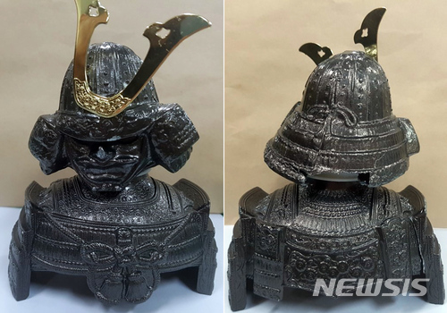 【부산=뉴시스】 하경민 기자 = 부산 남부경찰서는 최근 수영구의 한 아파트 단지 상층부에서 철제 조각상을 고의로 투척하는 사건이 발생, 수사를 벌이고 있다고 11일 밝혔다.일본 사무라이 상체 모형인 이 조각상은 가로 12cm, 세로 14cm, 무게 1.5kg 크기이다. 2018.06.11. (사진=부산경찰청 제공)yulnetphoto@newsis.com