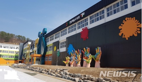 【창원=뉴시스】 홍정명 기자 = 11일 경남도교육청은 지난 3월 29일 개관한 '경남예술교육원 해봄'의 맞춤형 예술체험 프로그램 이용자가 총 44개교 2554명이 이를 정도로 좋은 반응을 얻고 있다고 밝혔다. 사진은 경남 진주시 문산읍 동부로588번길 18에 있는 '경남예술교육원 해봄' 전경.2018.06.11.(사진=뉴시스 자료사진) photo@newsis.com