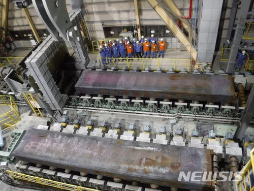 【포항=뉴시스】강진구 기자 = 포스코는 최근 포항제철소에서 700mm 두께의 슬라브를 생산할 수 있는 연주기인 ‘PosMC’의 연속 조업에 성공했다고 11일 밝혔다.사진은 PosMC기술개발추진반 직원들이 연속 조업 성공을 축하하고 있다.2018.06.11.(사진=포스코 제공) photo@newsis.com