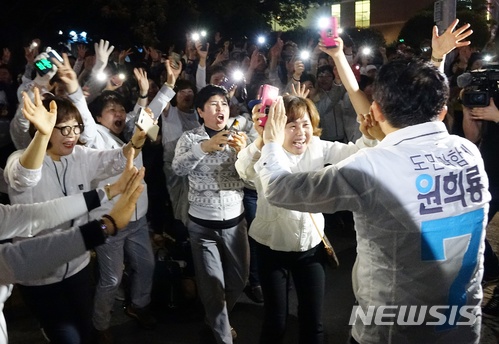 【제주=뉴시스】배상철 기자 = 원희룡 제주도지사 후보가 11일 늦은 오후 제주시 노형로터리에서 열린 총력유세 후 지지자들과 만나고 있다. 2018.06.11. bsc@newsis.com