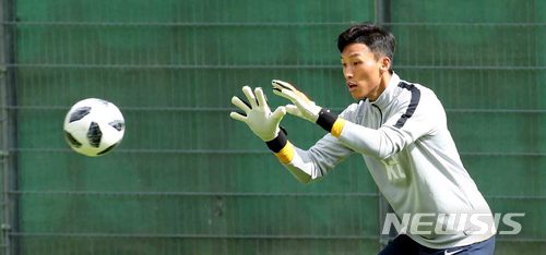 【레오강(오스트리아)=뉴시스】고범준 기자 = 2018 러시아월드컵에 출전하는 한국 축구대표팀 김승규 골키퍼가 10일(현지시간) 오후 전지훈련 캠프인 오스트리아 레오강 스타인베르그 스타디온에서 훈련을 하고 있다. 신태용 감독이 이끄는 월드컵 대표팀은 오는 11일 세네갈과 비공개 평가전을 마지막으로 12일 러시아 내 베이스캠프인 상트페테르부르크(Saint Petersburg)에 입성한다. 2018.06.10. bjko@newsis.com