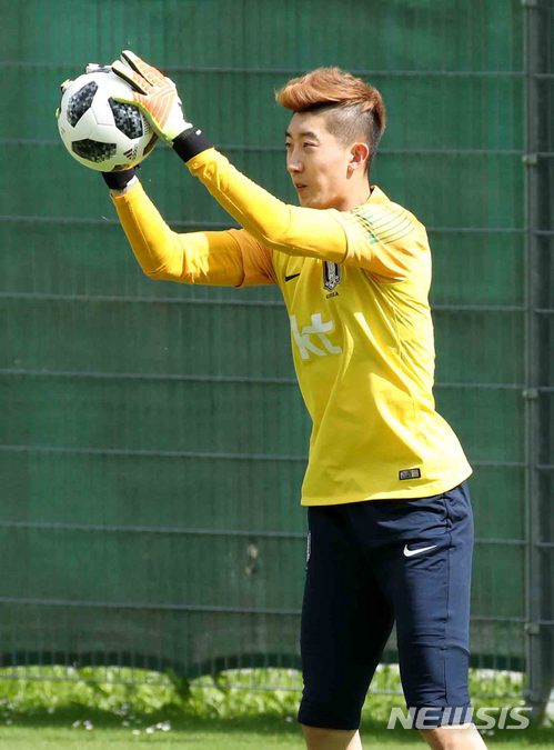 【레오강(오스트리아)=뉴시스】고범준 기자 = 2018 러시아월드컵에 출전하는 한국 축구대표팀 조현우 골키퍼가 10일(현지시간) 오후 전지훈련 캠프인 오스트리아 레오강 스타인베르그 스타디온에서 훈련을 하고 있다. 신태용 감독이 이끄는 월드컵 대표팀은 오는 11일 세네갈과 비공개 평가전을 마지막으로 12일 러시아 내 베이스캠프인 상트페테르부르크(Saint Petersburg)에 입성한다. 2018.06.10. bjko@newsis.com