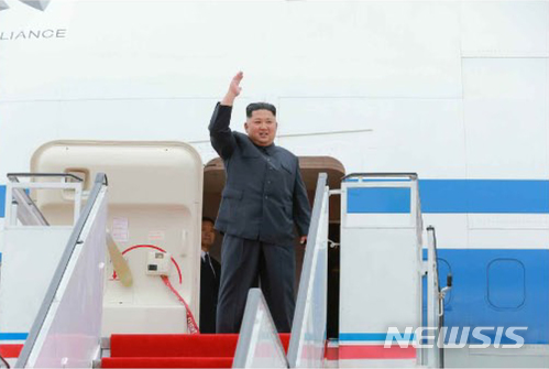 【서울=뉴시스】 북한 노동신문은 지난 10일 김정은 국무위원장이 싱가포르에서 열리는 북미정상회담을 하기 위해 중국전용기로 평양을 출발한 모습을 11일 보도했다. 2018.06.11. (출처=노동신문)&nbsp; photo@newsis.com
