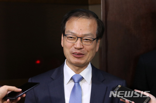 【서울=뉴시스】김선웅 기자 = '드루킹 댓글 조작 사건'을 수사할 허익범(사법연수원 13기) 특별검사가 11일 오전 서울 서초구 서초동 법무법인 산경에서 취재진의 질문에 답하고 있다. 2018.06.11.&nbsp; mangusta@newsis.com